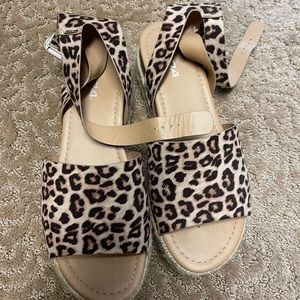 Platform sandals with leopard print